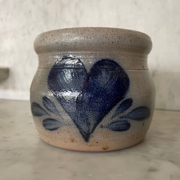 ROWE POTTERY WORKS Vintage Salt Glazed Blue Heart Pattern 1991 Crock 2 Cup - Picture 1 of 16